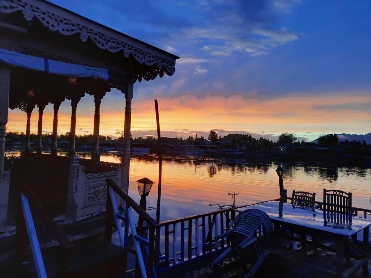 Hotel Chicago Group Of Houseboats Srīnagar Zewnętrze zdjęcie