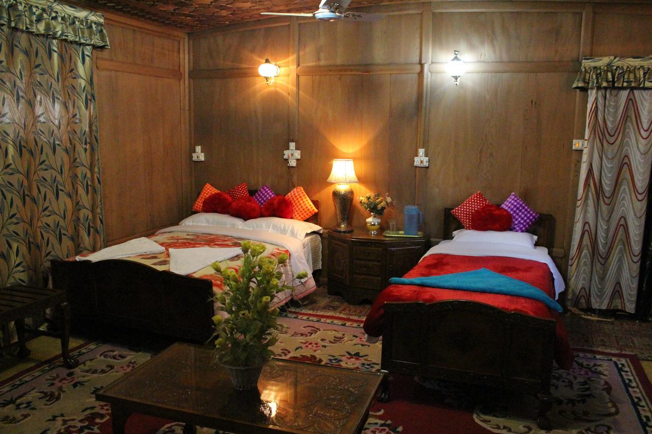 Hotel Chicago Group Of Houseboats Srīnagar Zewnętrze zdjęcie