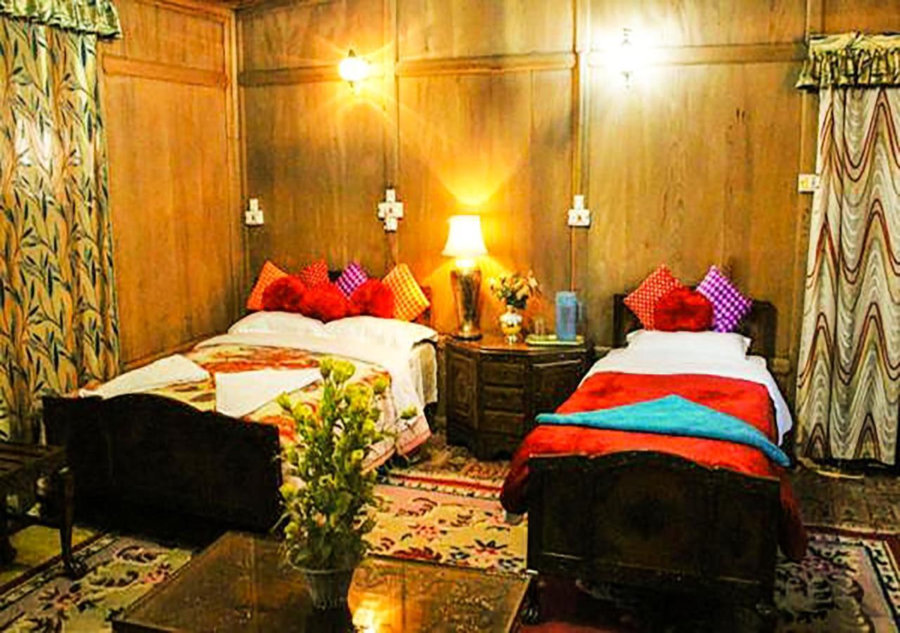 Hotel Chicago Group Of Houseboats Srīnagar Zewnętrze zdjęcie